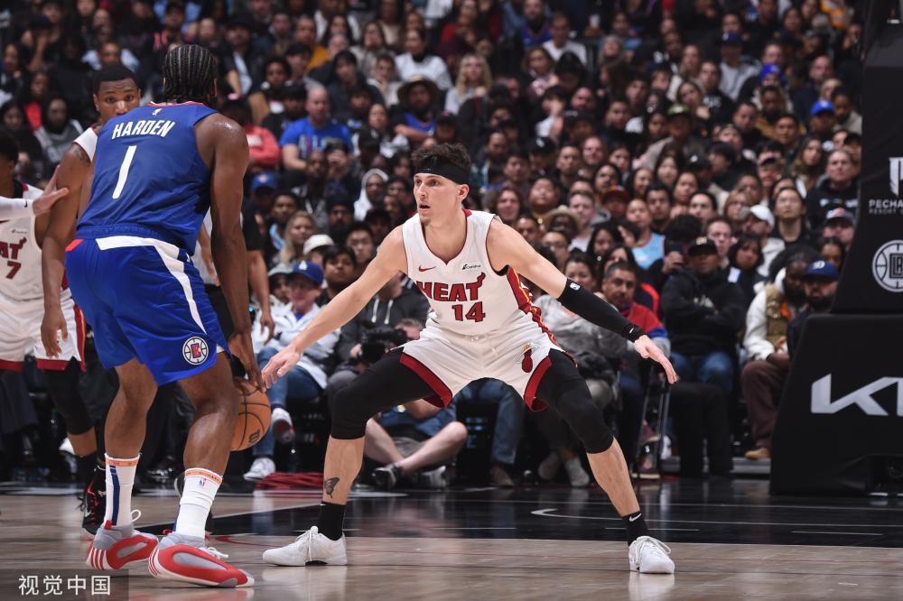 持在争冠行 持在争冠行