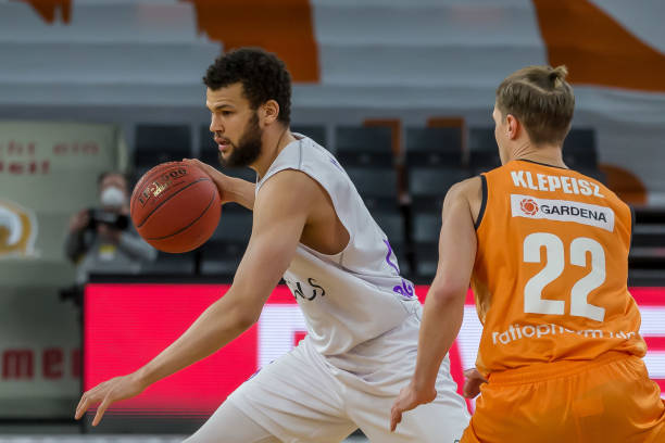 时亮出鹦鹉 时亮出鹦鹉